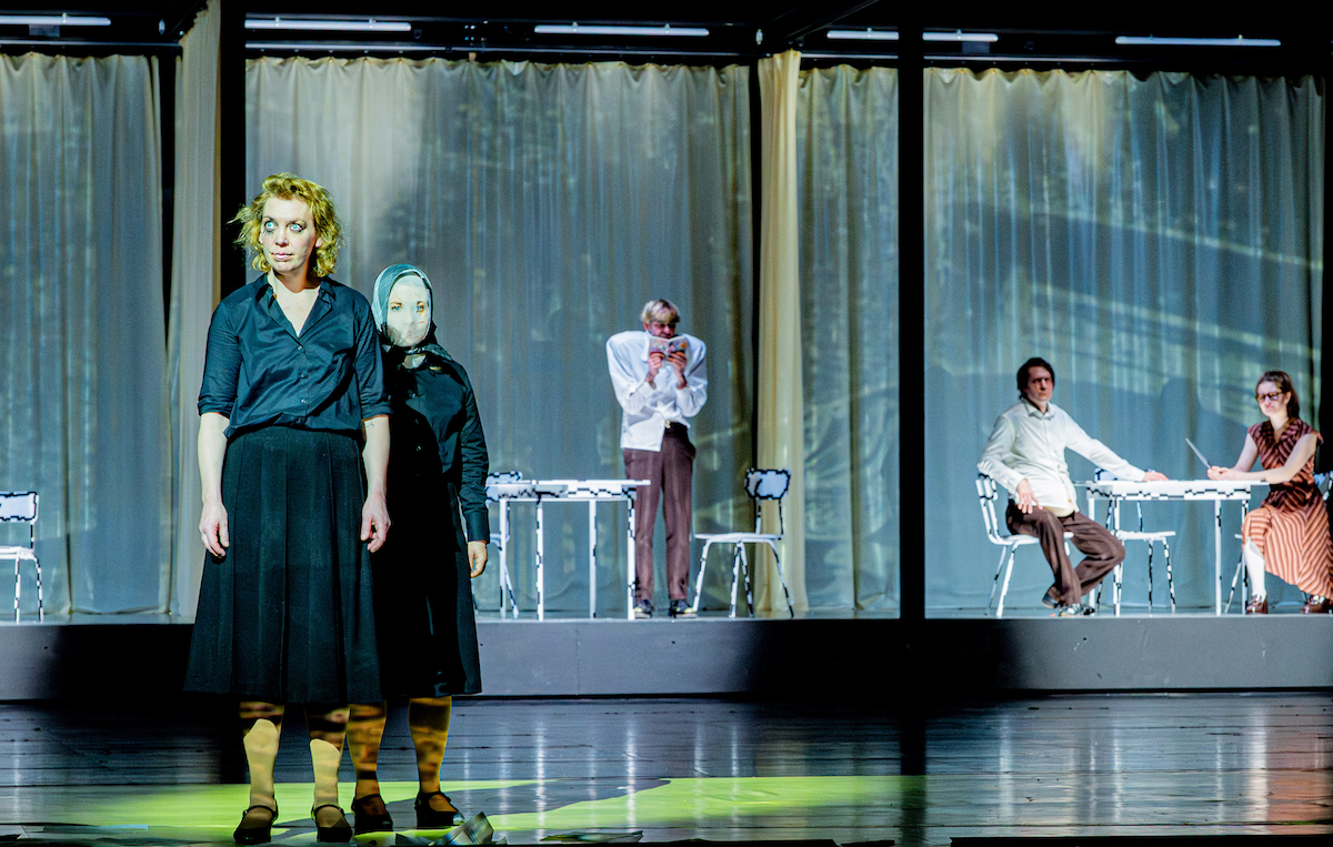 Die Abweichlerin – Deutsches Schauspielhaus Hamburg – Karin Henkel bringt Tove Ditlevsen letzten Roman auf die Bühne. Mit Lina Beckmann